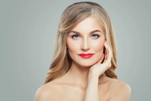 Perfecte Blonde Vrouwelijke Model Met Make Lange Gezonde Krullen Duidelijk — Stockfoto