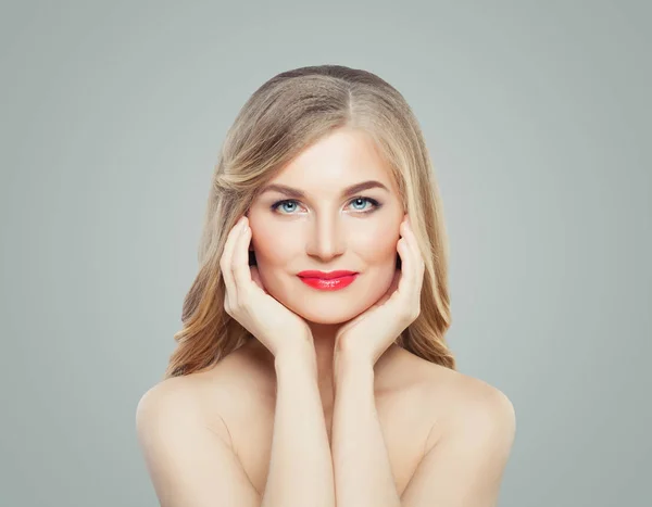 Gyönyörű Női Arc Szőke Egészséges Haj Világos Bőr Smink Vörös — Stock Fotó