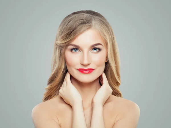 Retrato Mulher Loira Com Cabelo Saudável Pele Clara Maquiagem Lábios — Fotografia de Stock