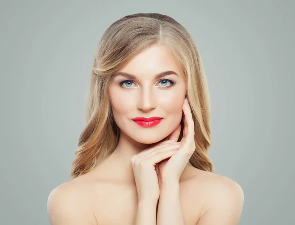 Piękna Blondynka Kobieta Czerwonymi Ustami Makijaż Twarzy Koncepcja Leczenie Pielęgnacja — Zdjęcie stockowe