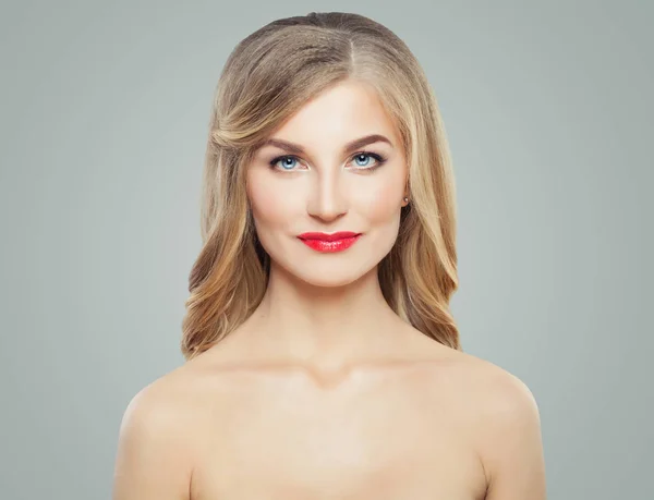 Attraktive Frau Mit Langen Blonden Haaren Klarer Haut Und Roten — Stockfoto