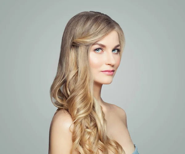 Elegante Frau Mit Blonden Haaren Und Heller Haut Porträt — Stockfoto