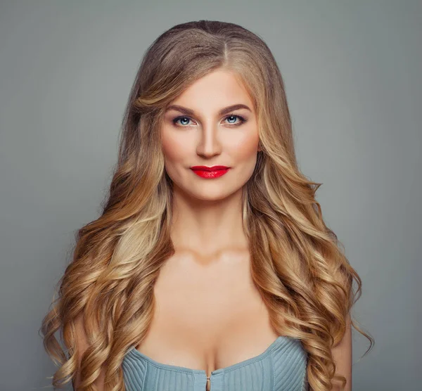 Perfekte Blonde Haarfrau Mit Roten Lippen Make Und Lockigem Haarschnitt — Stockfoto