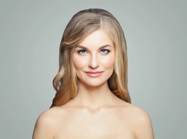 Vrouwelijke Gezicht Perfecte Blonde Vrouw Met Lange Haren Duidelijk Huid — Stockfoto