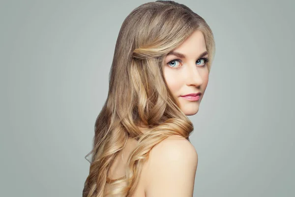 Молодая Блондинка Длинными Здоровыми Волосами Спа Портрет Красоты — стоковое фото