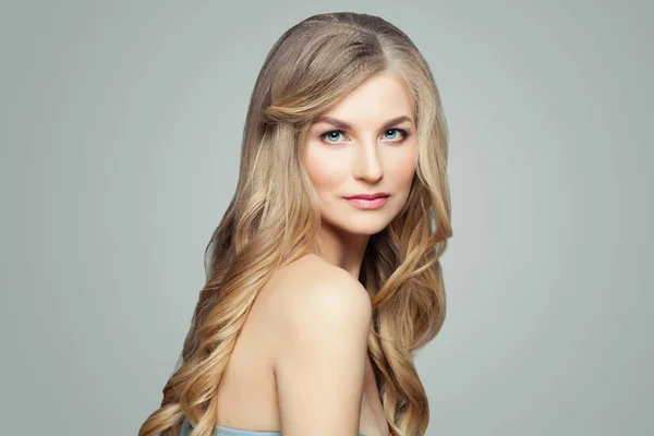 Natürliche Schönheit Schöne Blonde Frau Mit Langen Gesunden Lockigen Haaren — Stockfoto