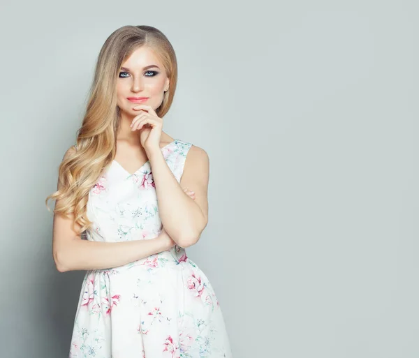 Young Beautiful Blonde Woman Thinking White Wall Background Copy Space — Stock Photo, Image