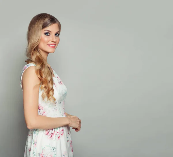 Junge Lächelnde Blonde Model Frau Kleid Auf Weißem Hintergrund — Stockfoto