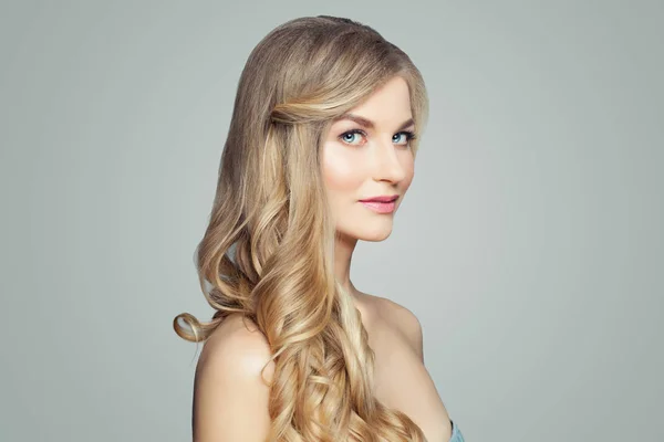 Szőke Haj Női Modell Aranyos Egészséges Bőr Göndör Haj Portré — Stock Fotó