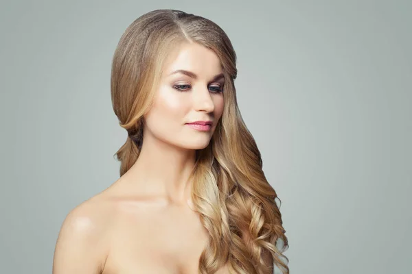 Blondes Modelporträt Frau Mit Langen Gesunden Lockigen Haaren Und Perfekter — Stockfoto