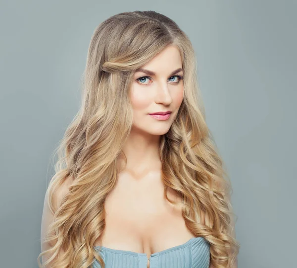 Módní Portrét Blond Ženy Dlouho Zdravé Kudrnaté Vlasy Přírodní Make — Stock fotografie