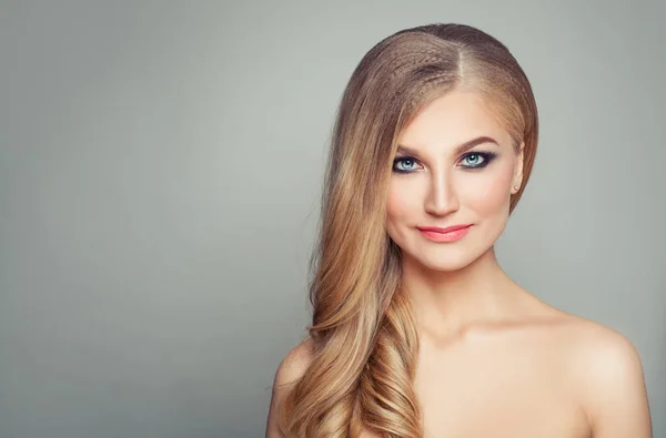 Mulher Loira Feliz Com Longo Penteado Encaracolado Saudável Modelo Elegante — Fotografia de Stock