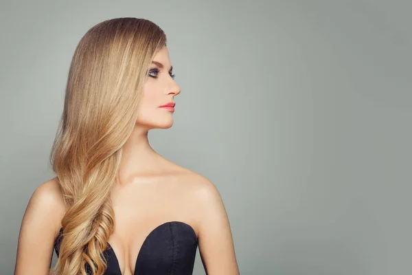 Elegante Blonde Frau Mode Modell Mit Langen Gesunden Lockigen Frisur — Stockfoto