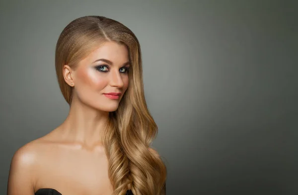 Гламурная Блондинка Длинными Здоровыми Вьющимися Волосами Макияжем Модный Портрет — стоковое фото