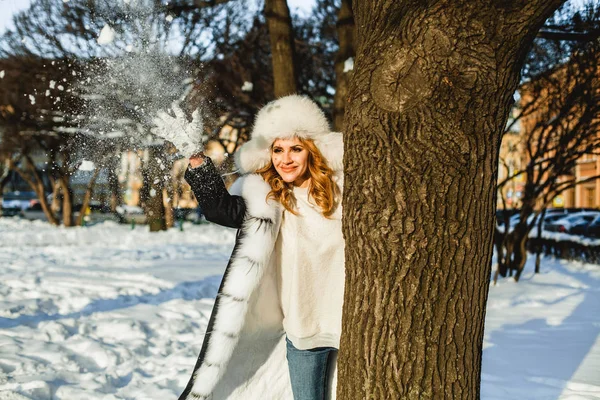 Winterfrau Spielt Schneebälle Freien — Stockfoto