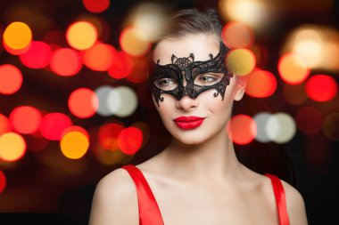 Soyut gece glitter bokeh arka plan üzerinde siyah karnaval maskesi mükemmel genç kadın