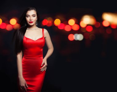 Soyut gece glitter bokeh arka plan üzerinde siyah karnaval maskesi ve kırmızı ipek elbise esmer kadın