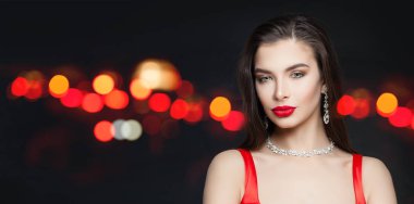 Tatlı kadın modeli yüz makyaj ve karnaval maskesi soyut gece glitter bokeh siyah zemin üzerine