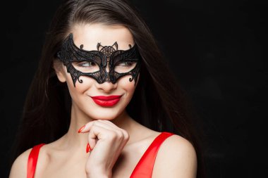 Mutlu kadın moda model siyah maskeli soyut gece glitter bokeh arka plan üzerinde gülümseyen