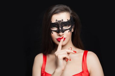 Güzel kız moda model siyah maskeli gülümseyen, portre