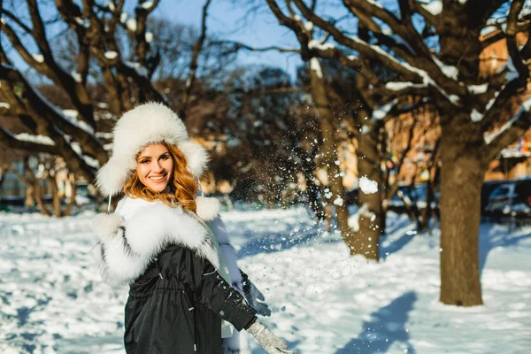 Açık havada kürk şapka sevimli kış kadın