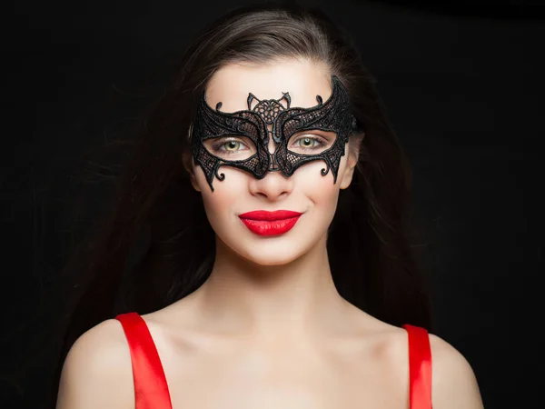 Veselá Brunetka Žena Make Karnevalové Masky Černém Pozadí Halloween Koncepce — Stock fotografie