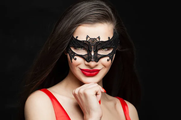 Usměvavá Mladá Žena Make Karnevalové Masky Černém Pozadí Abstraktní Barevné — Stock fotografie