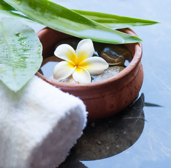 Behandlung Mit Blumen Handtuch Und Steinen Auf Dunklem Hintergrund — Stockfoto