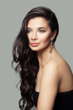 Uzun kahverengi saçlı portre ile güzel kadın