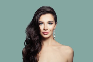 Makyaj, kıvırcık saçlı ve elmas küpe, moda portre ile gülümseyen esmer kadın 