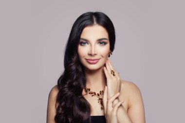 Moda kadın portre. Altın kolye, yüzük ve küpeler Amber pembe üzerinde kızla