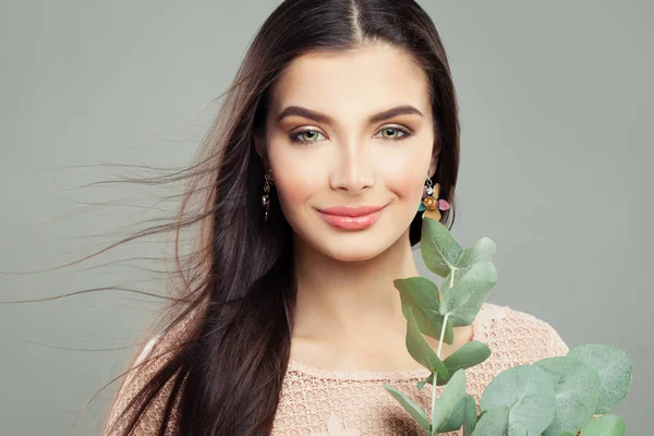 Güzel kadın yüzü portre. Gülümseyen makyaj ile esmer kadın