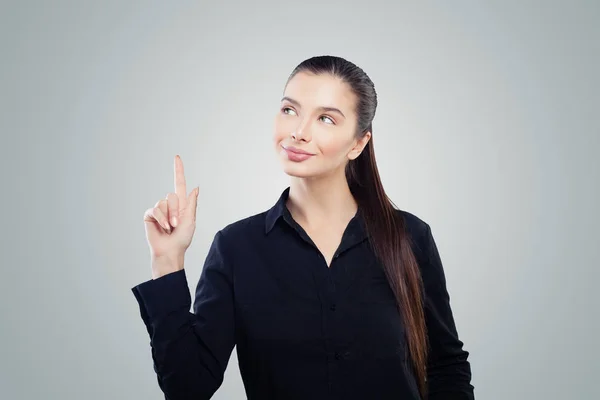 Glad Affärskvinna Pekar Uppåt Grå Bakgrund Trevlig Kvinna Porträtt — Stockfoto