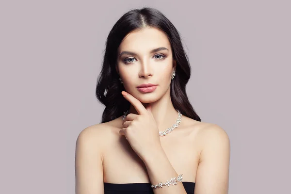 Mulher Modelo Moda Glamourosa Com Maquiagem Colar Diamantes Pulseira Sobre — Fotografia de Stock