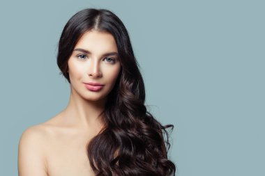 Neşeli kadın yüzü mavi zemin üzerine