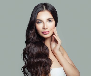 Esmer kadın yüzü. Gülümseyen kız portre