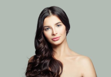 Genç model kadın dalgalı saç ve sağlıklı cilt portre ile