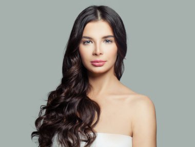 Uzun kıvırcık saç modeli, moda portre ile zarif esmer kadın