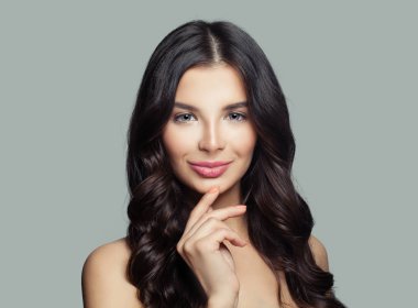 Neşeli esmer kadın gülümsüyor. Uzun saçlı, sevimli bir gülümseme ile güzel kız