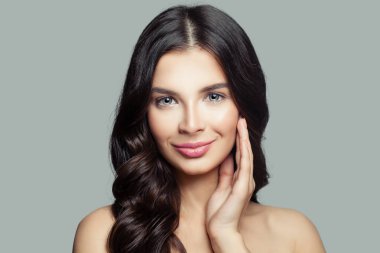 Gri arka plan üzerinde gülümseyen güzel kadın. Mükemmel kadın yüzü portre