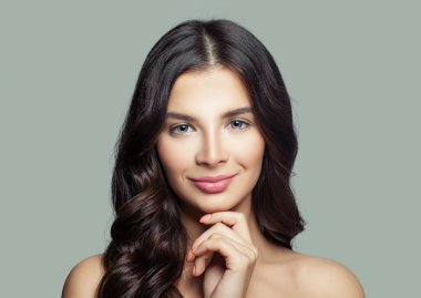 Çekici genç kadın gülümsüyor. Mükemmel kadın yüzü portre