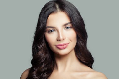 Genç kadın yüz portre. Gülümseyen kadın portre