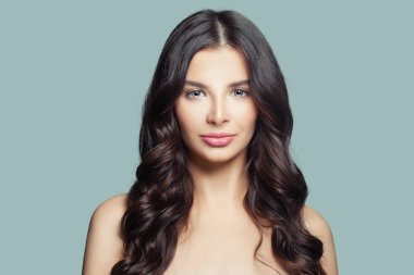 Mavi arka planda hoş bir kadın.