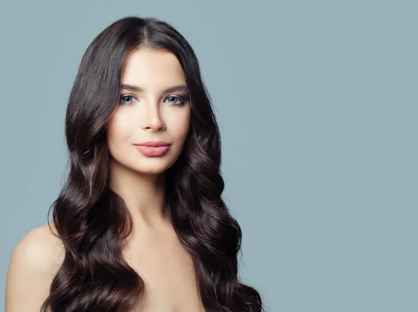 Joven Mujer Perfecta Con Cabello Castaño Sobre Fondo Azul —  Fotos de Stock