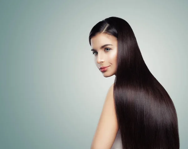 Vrolijke Vrouw Met Glanzend Haar Prachtige Vrouw Met Rechte Kapsel — Stockfoto