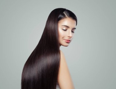 Uzun sağlıklı parlak düz saç, moda portre ile esmer kadın