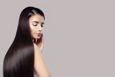Pembe arka plan, moda portre üzerinde uzun sağlıklı düz saçlı çekici kadın