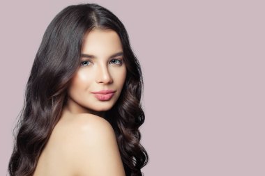 Gülümseyen kadın moda model pembe arka plan, moda güzellik portre üzerinde Kıvırcık saçlı