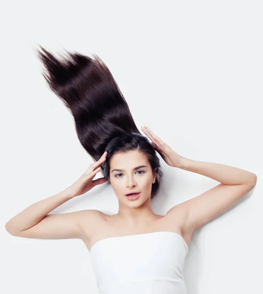 Überrascht Frau Mit Aufgeblasenen Lockigen Haaren Auf Weiß — Stockfoto