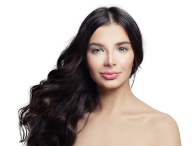 Genç esmer kadın üzerinde beyaz izole. Uzun mükemmel saç modeli ile şirin kız. Saç Bakımı ve güzellik salonu arka plan